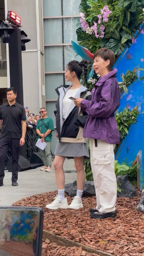 刘诗诗昨天上海活动路人拍的!美女我好爱