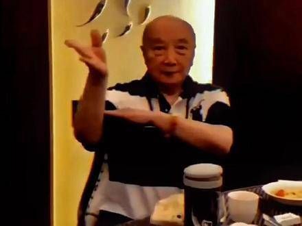 81岁的武术宗师于海,也是李连杰、吴京的师父,他曾指导过多位功夫明星