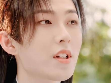 爱能激发人的变化,从前白小笙每日为生计奔波,只能用布条或木簪简单束发…