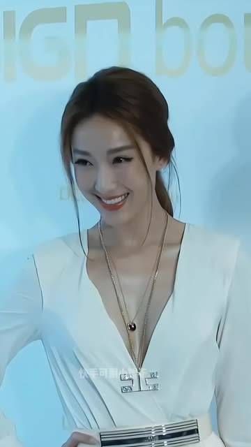 当年与林志玲齐名的性感女神,如今近50依旧美丽动人…