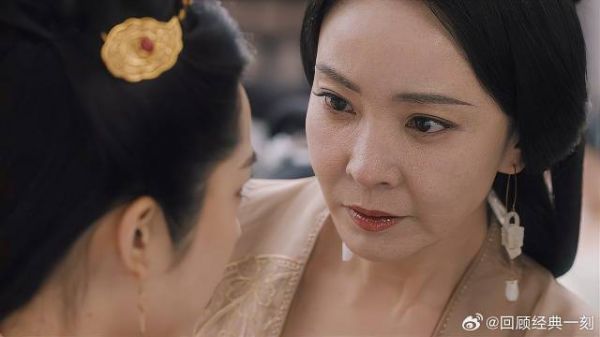 公主上楼梯差点摔倒,幸好三娘反应快,怎料发现她假孕