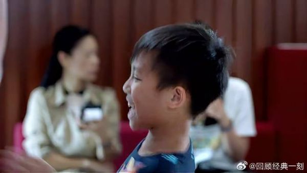 熊孩子生气打柜员,行长放音乐安抚,陆主任发现端倪