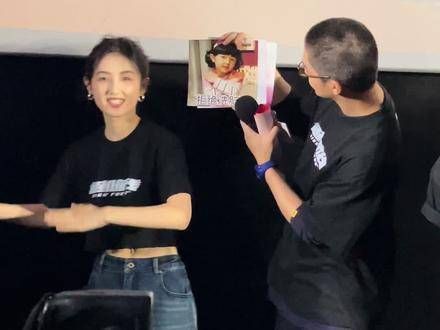 张子枫再现儿时经典表情包，妹妹真是按比例成长?