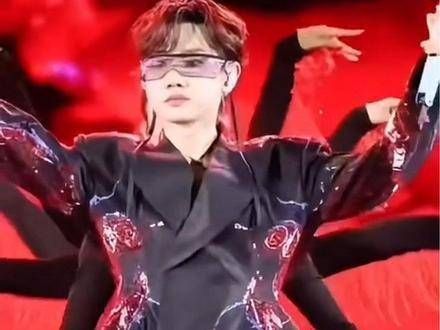 汪苏泷真是我一直以来的大爱才子……才华横溢,十万伏特的歌曲越听越上瘾……