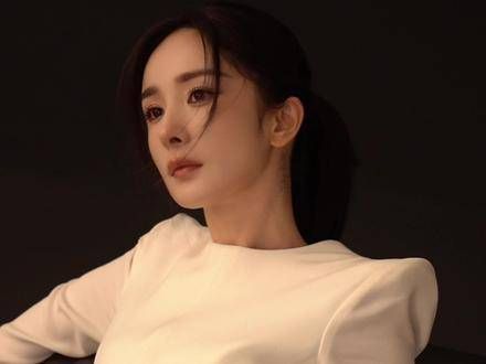红毯上的步伐展现出多彩的魅力,再迈一步,更高雅,更出众, 杨幂