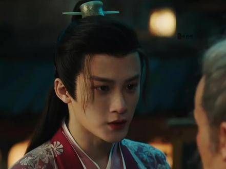 相柳显然也很在意小夭，只是因身份的对立使他一次次将她推开