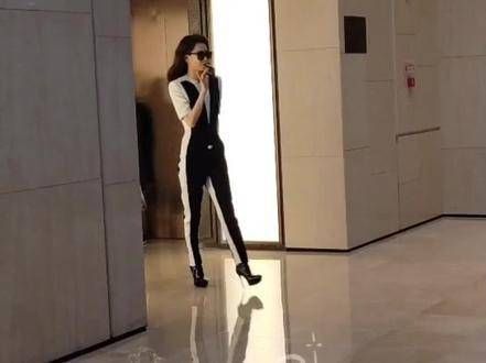 吃棒棒糖的浪姐上班路透,戚妃只需轻轻一挥手便能惊艳四座…
