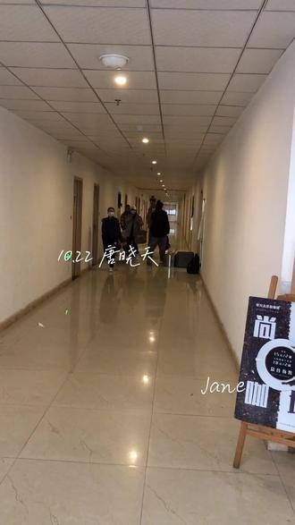 大地闭着眼睛走路,一上车就进入梦乡,这么早肯定还没睡醒啊!