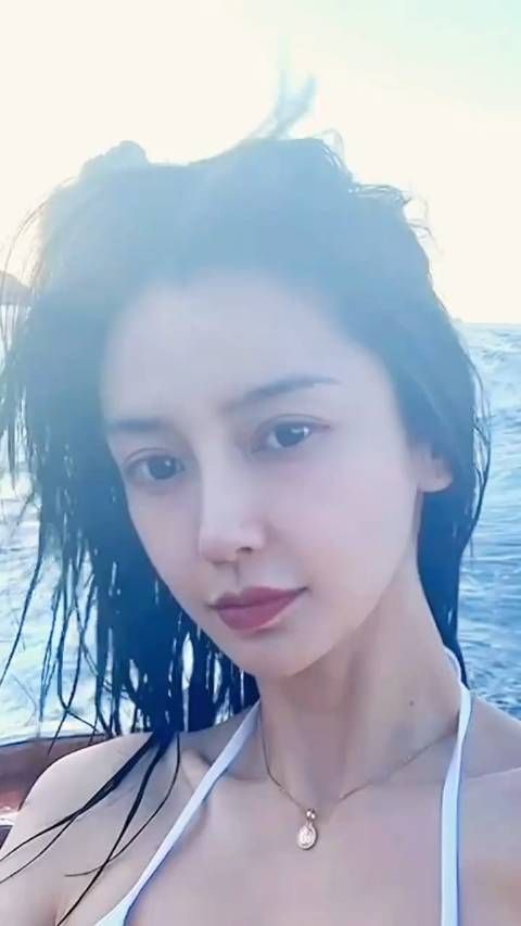 angelababy | 泳装身材 鼻姐回归.