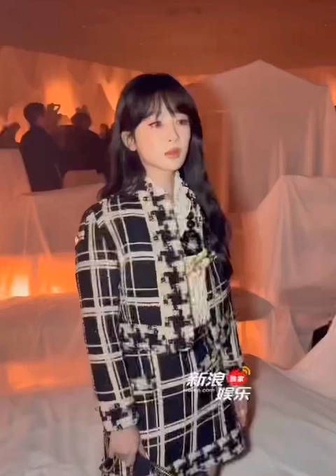 杨紫巴黎时装周现场直拍,松弛感游刃有余,生图状态如何?