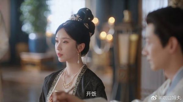 李薇成功背下来，元英立马下令开饭，满桌无一人敢吱声