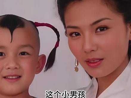 2006年，刘涛与一位小童星的合影，那时小男孩因饰演的小哪吒而走红…