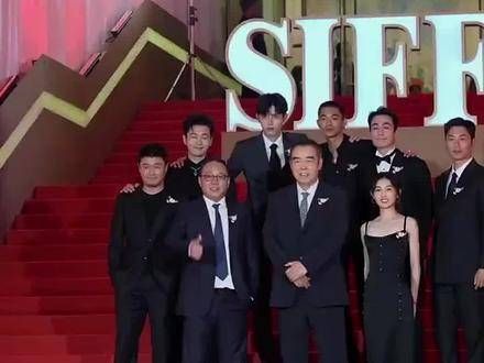 大合影结束后,陈飞宇和张子枫不约而同的对视显得有些微妙