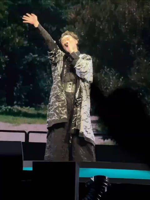 谁懂啊,爱死陈奕迅身上的反差萌了,演唱会上亲一万个人的梗+ 噘嘴演示…