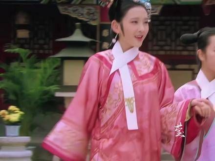 她们的步伐仪态真优雅！而且步摇几乎没动