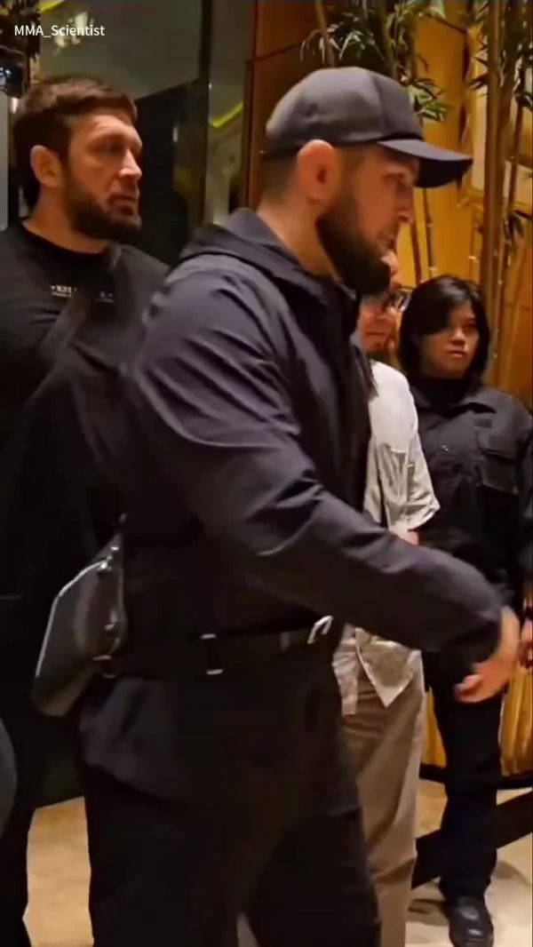 “小鹰”哈比布·努尔马戈梅多夫(Khabib Nurmagomedov)参加活动拒绝喝酒!