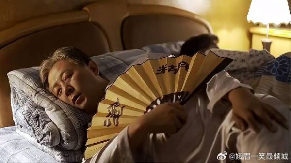 江德福跑上楼,结果没站稳,直接倒在地上