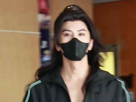 漂亮的小秦,新换的大波浪发型真抢眼