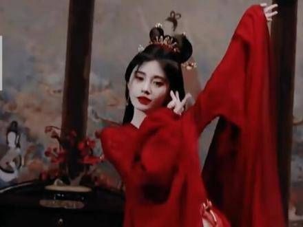 跌倒，是为了更绚烂的绽放，杨彩薇的红衣舞美得惊人