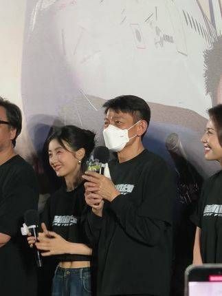 出席新片首映礼，尽管身体不适仍坚持路演，演唱会摔伤的手仍未痊愈…