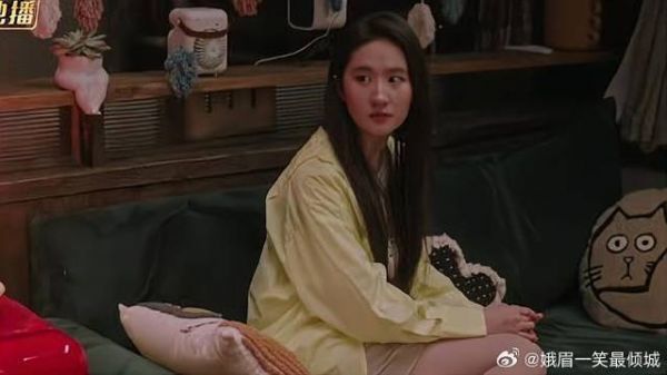 红豆打开窗户,阿遥躲在角落偷看,忍不住漏出笑意
