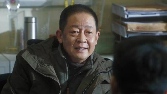 给警方回忆三年前的事件,讲述兄弟离职的缘由