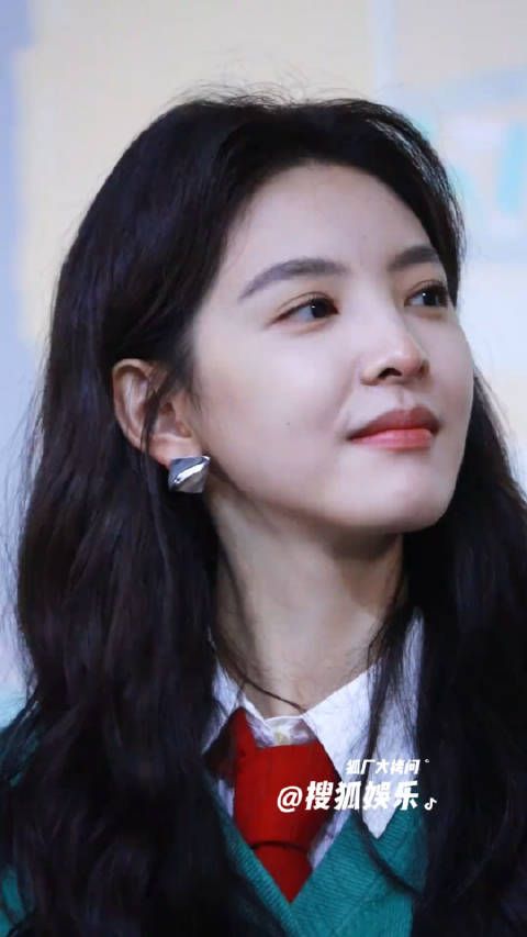 她真的好美呀,让人挪不开眼睛的干净、自然的美貌