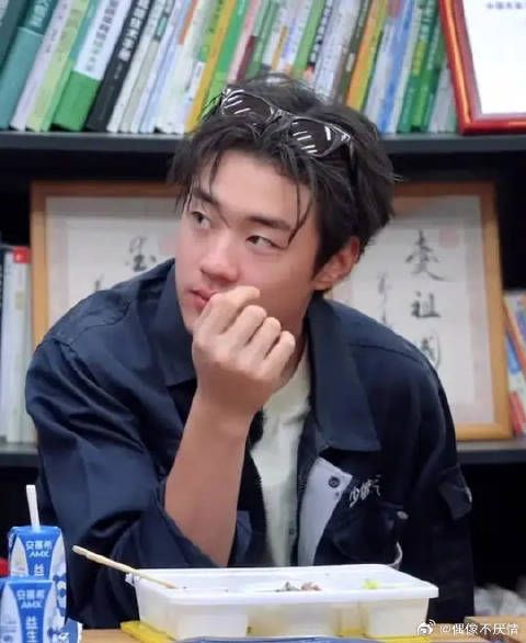 超喜欢少熙这个发型!眼镜架头上 露出额头!vocal!ber大背头超帅!