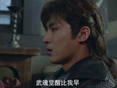 从小生活在哥哥阴影下的戴大哥,其实一直过得十分艰辛, 电视剧