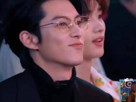 他在嬉闹,她在微笑,xql一同摇头晃脑真是萌化人心