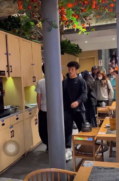 王鹤棣最新路透,这哥基本出现在篮球馆或者火锅店