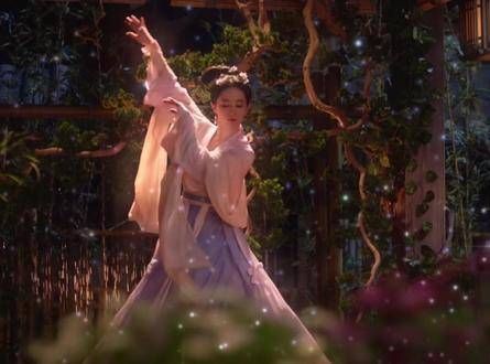 盼儿月下独舞,姿态优美,宛如画中仙子