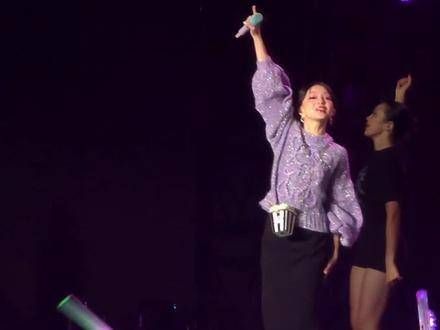 涵姐差点冻僵了,最后穿着毛衣登场