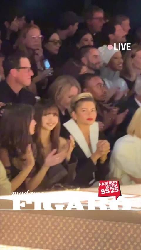 秀场上的LISA,这黑色大衣+皮质抹胸造型,搭配短裙,满分A飒感的Lisa是啦