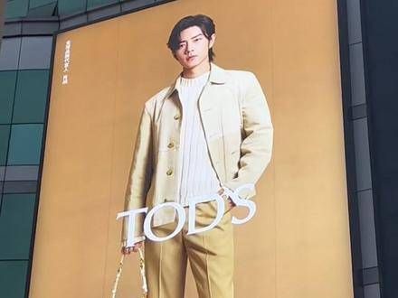 520那天,我们四处打卡,遇到一位银发老奶奶一直注视着兴奋的我们