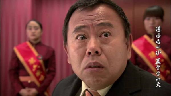 大宝可风光了,穿着小西装,被村民群拥着