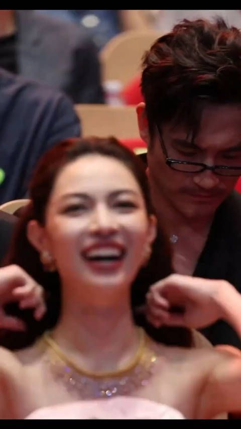 钟楚曦无美颜无滤镜的生图,所有缺点都暴露出来了也那么好美那么生动