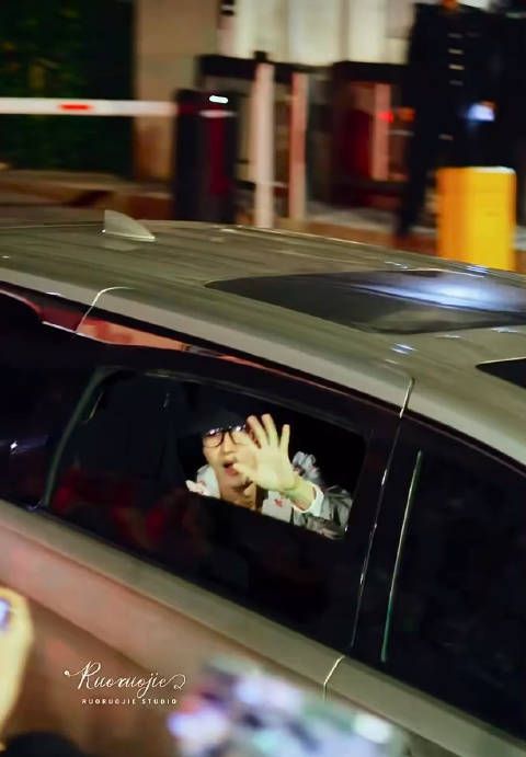 成毅下班路透,开窗和粉丝打招呼