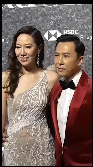 一家四口难得同框，09年放弃美国国籍回归本源，在疫情中率先挺身而出…