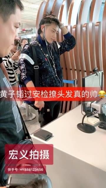 哈哈,终于看到滔滔在机场摘下口罩了,真是帅气十足! 黄子韬