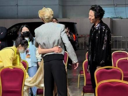 《桃花坞3》里感情真好，宋茜、王鹤棣和王传君在红毯候场区热情聊天