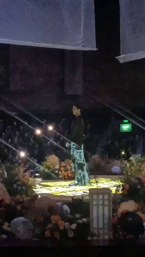 许凯横店献唱情,歌声悠扬似春风,人气爆棚心留痕,魅力无限映日红!