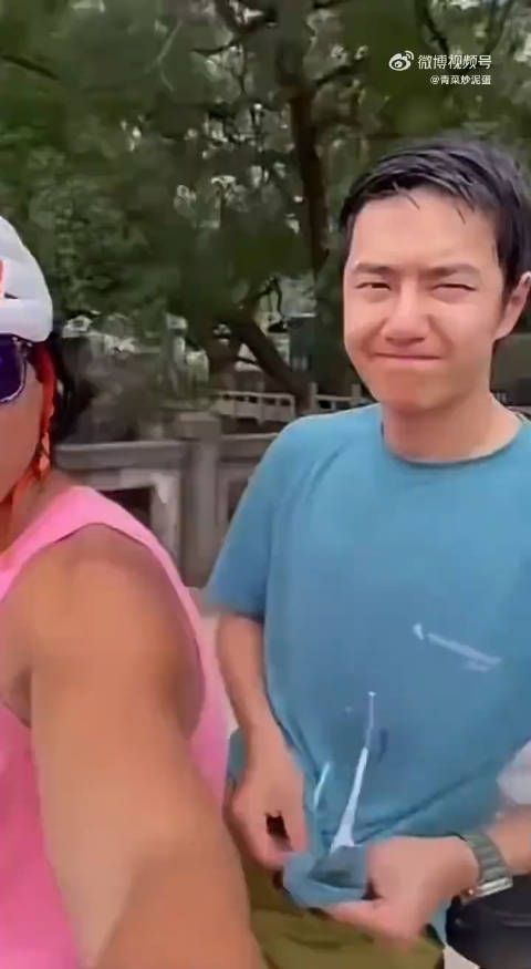 王一博真的好接地气啊 哈哈哈哈哈哈哈好帅气的一张脸