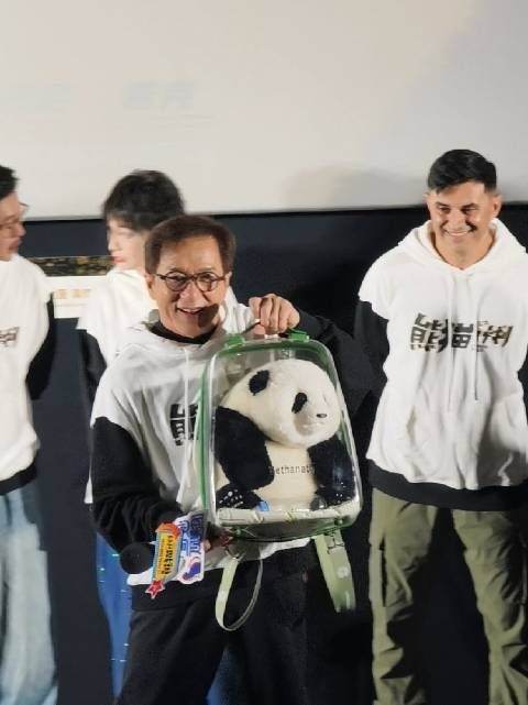 还是当年《宝贝计划》的成龙大哥,亲切和蔼童心满满…