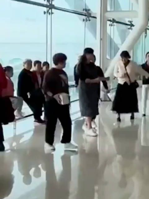 机场休息大厅,大爷大妈开着音响跳广场舞、完全不顾他人休息…