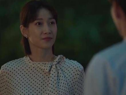 杨漫的车子发动不了,学生吴嘉主动请缨来修车,并提出想请她吃饭…