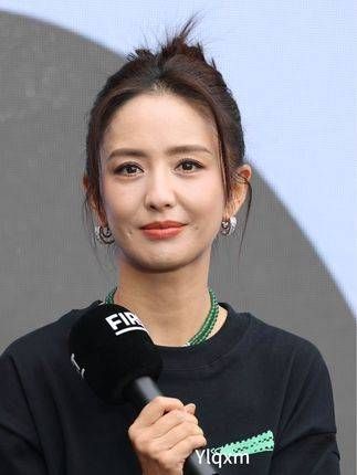 41岁的 佟丽娅 在原相机下的怼脸状态怎么样?无美颜 无滤镜 佟丽娅