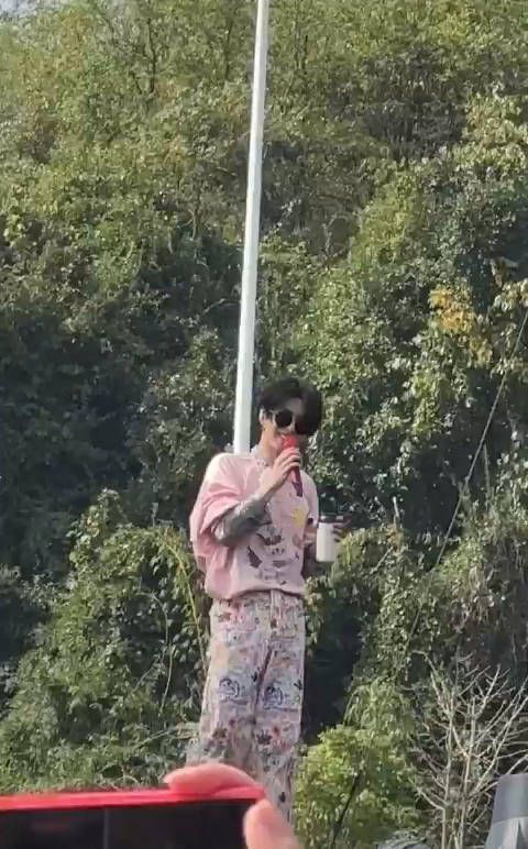 演唱会上左立贴脸输出土味情话，华晨宇的反应超可爱