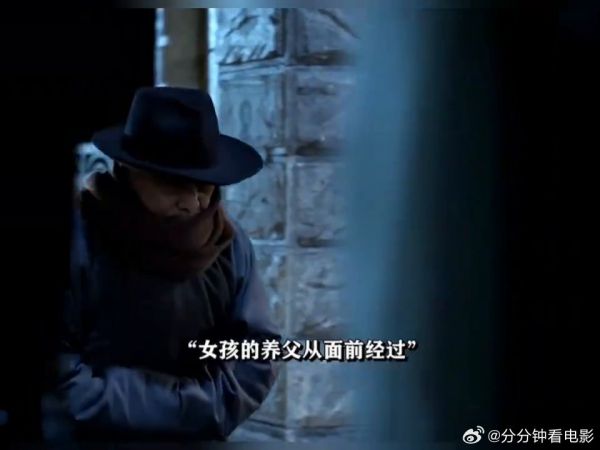 其实她只有真的开了枪打死了这个养父,她才能重生