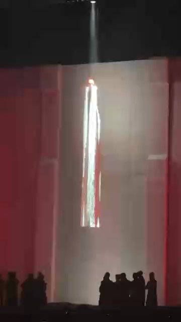 果然周震南总是能够让我们收获到惊喜啊,上海演唱会竟然吊着威亚从高空出场…